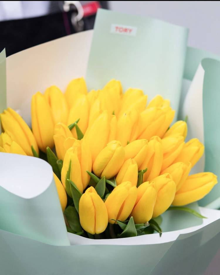 bouquet of 25 yellow tulips