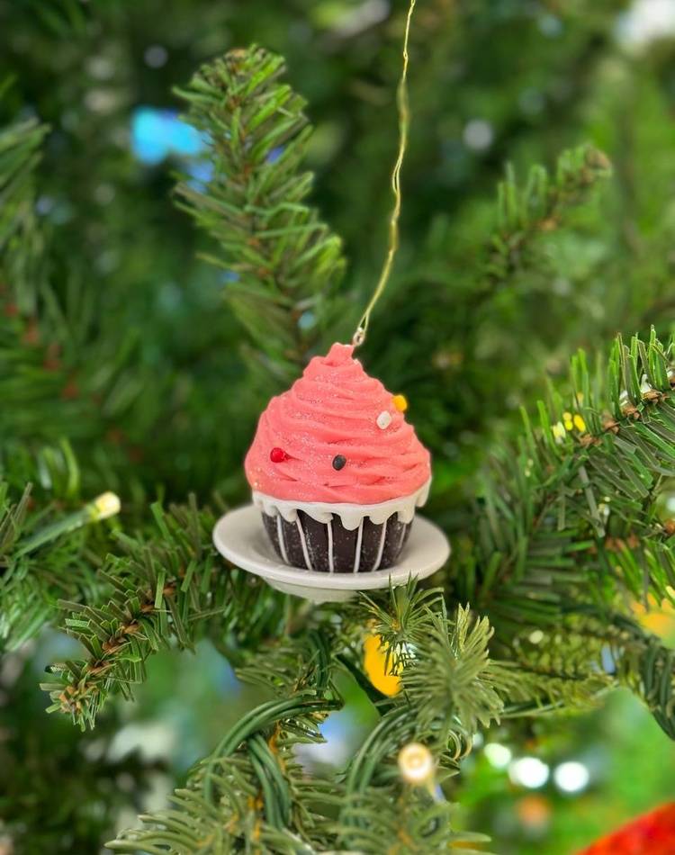 Christmas decorations 3D cupcakes on a plate, asso