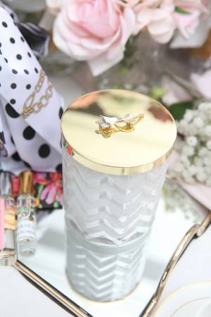 Scented candle White with scarf GOLD, 450 g - flowers delivery Dubai