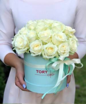 21 White Roses  in a Hat Box - flowers delivery Dubai