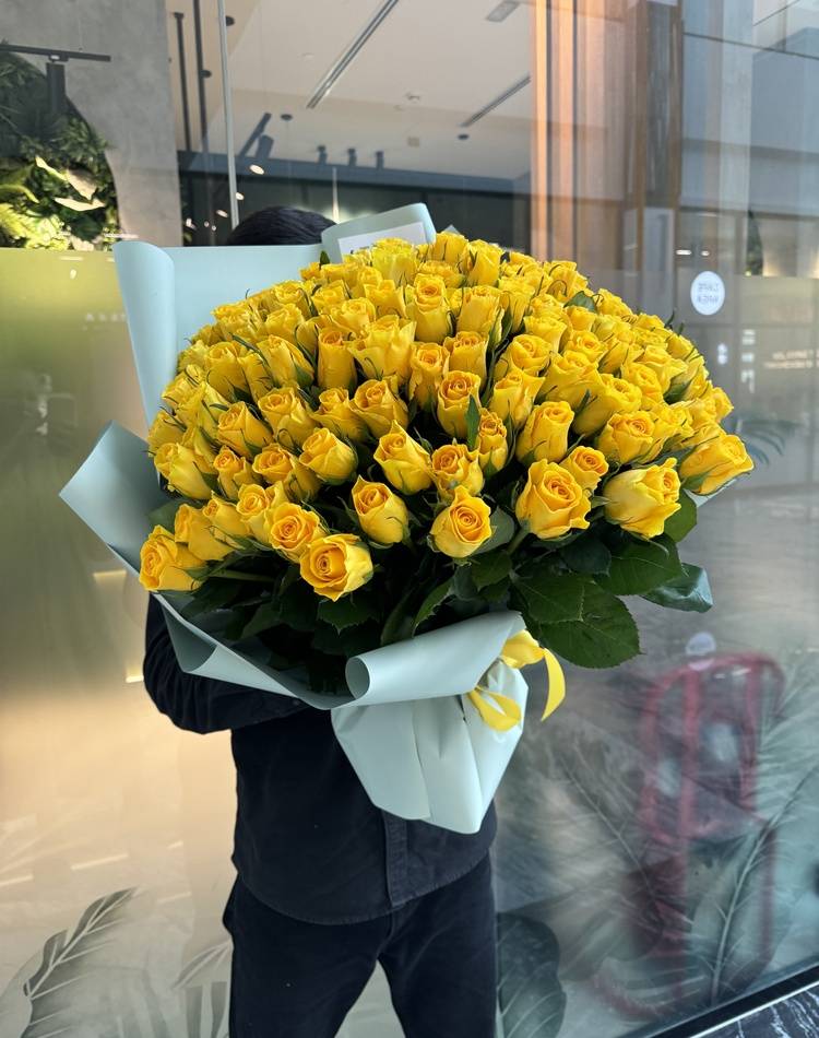 bouquet of 151 yellow roses