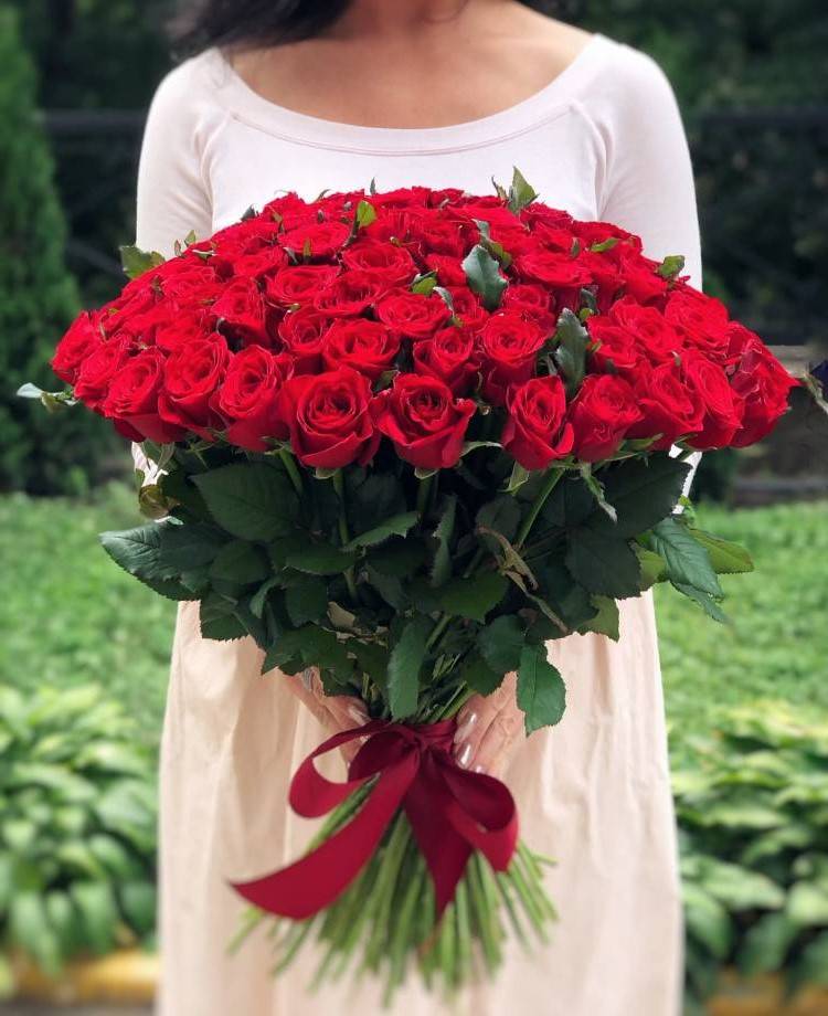 Bouquet of 100 red roses "Aroma of passion"