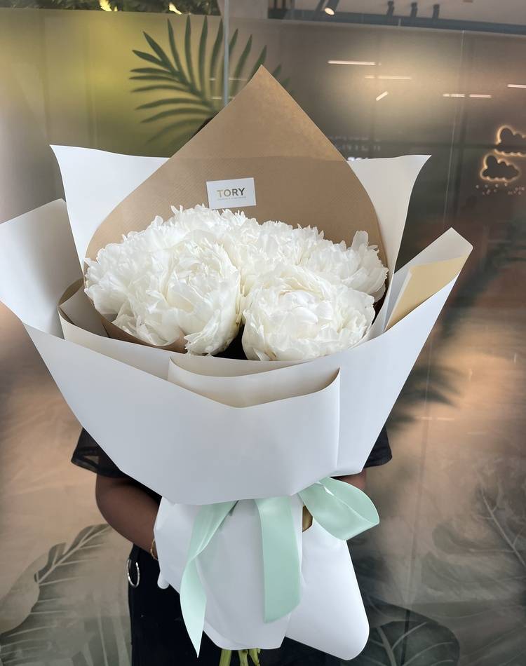 Bouquet of 7 white peonies