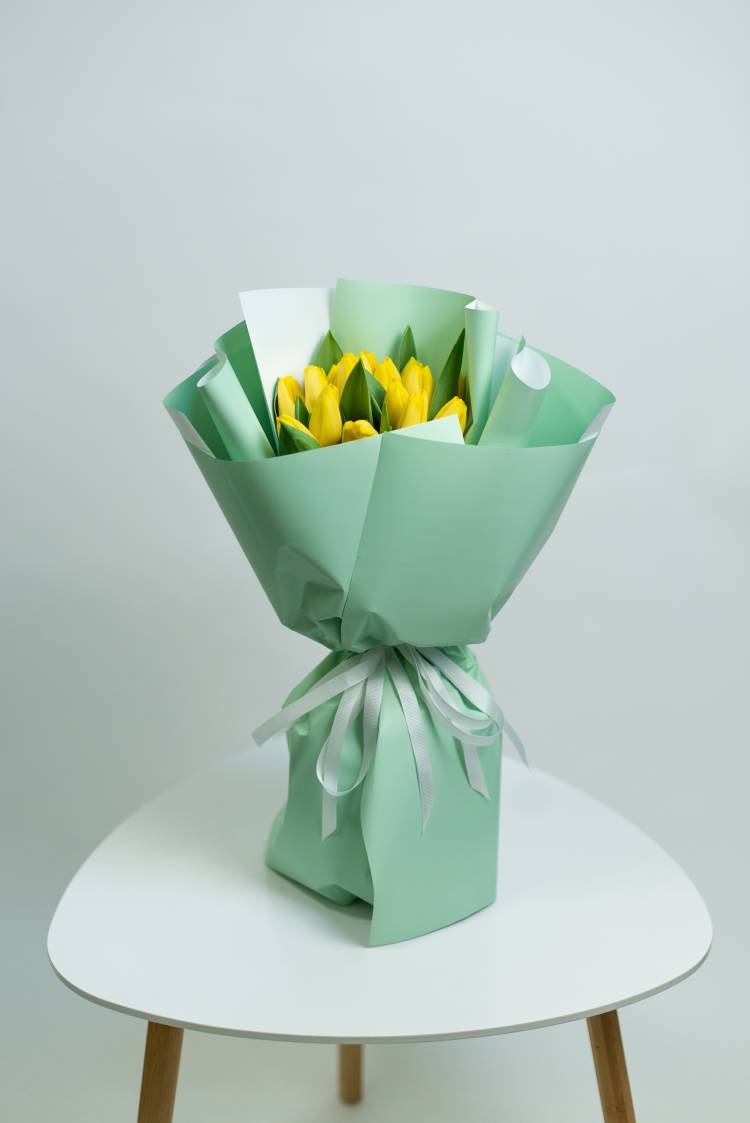 Bouquet "15 yellow tulips in a package"