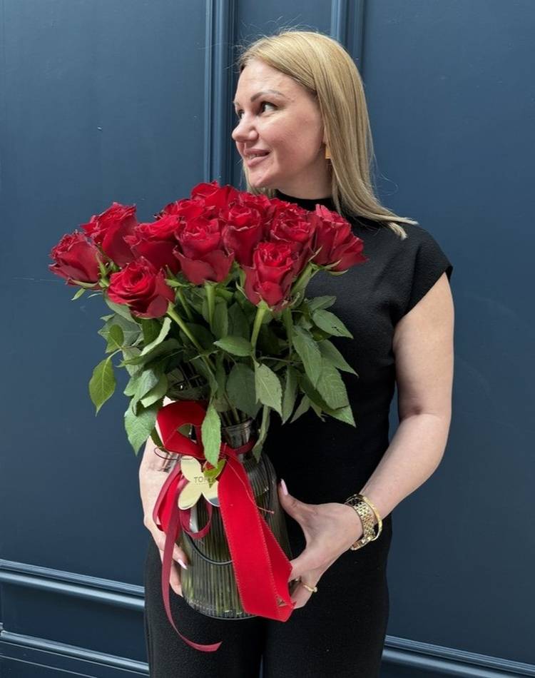 31 red roses in a vase