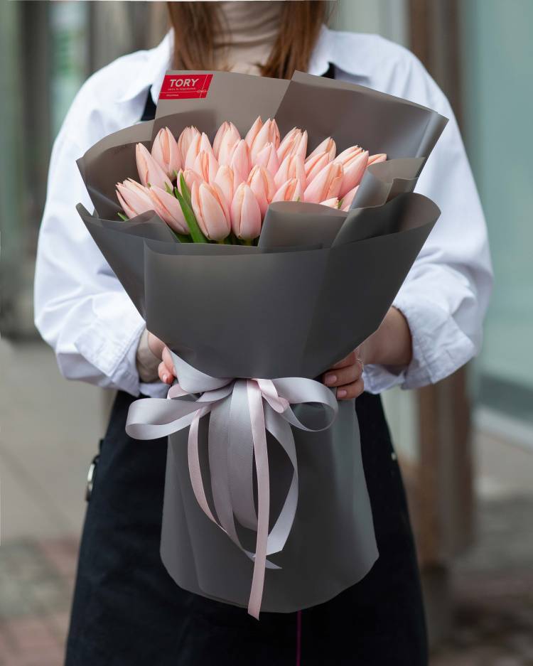 Bouquet of 25 peach tulips