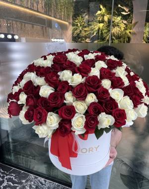 201 Roses Mix in a Hat Box - flowers delivery Dubai
