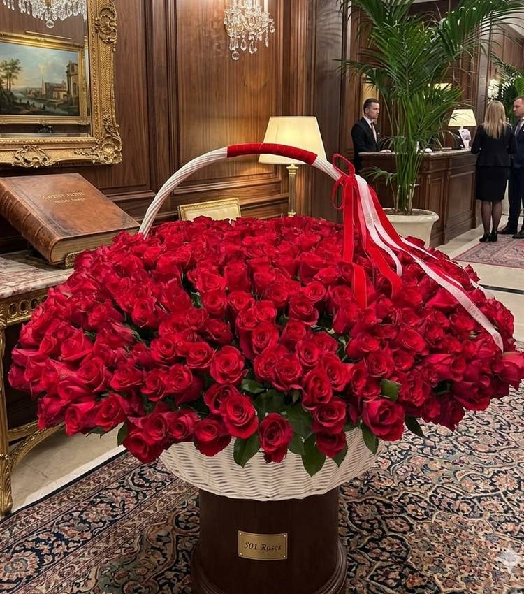 501 red roses in a basket