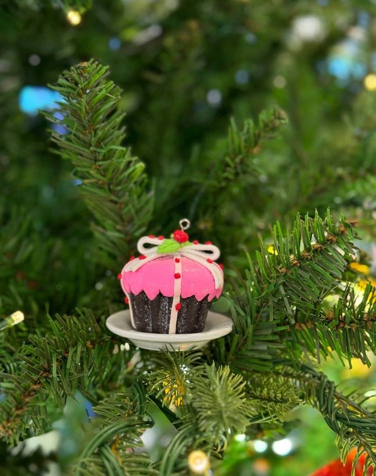 Christmas decorations 3D cupcakes on a plate, asso