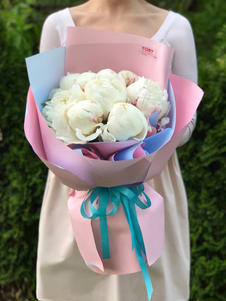 Bouquet of 9 white peonies