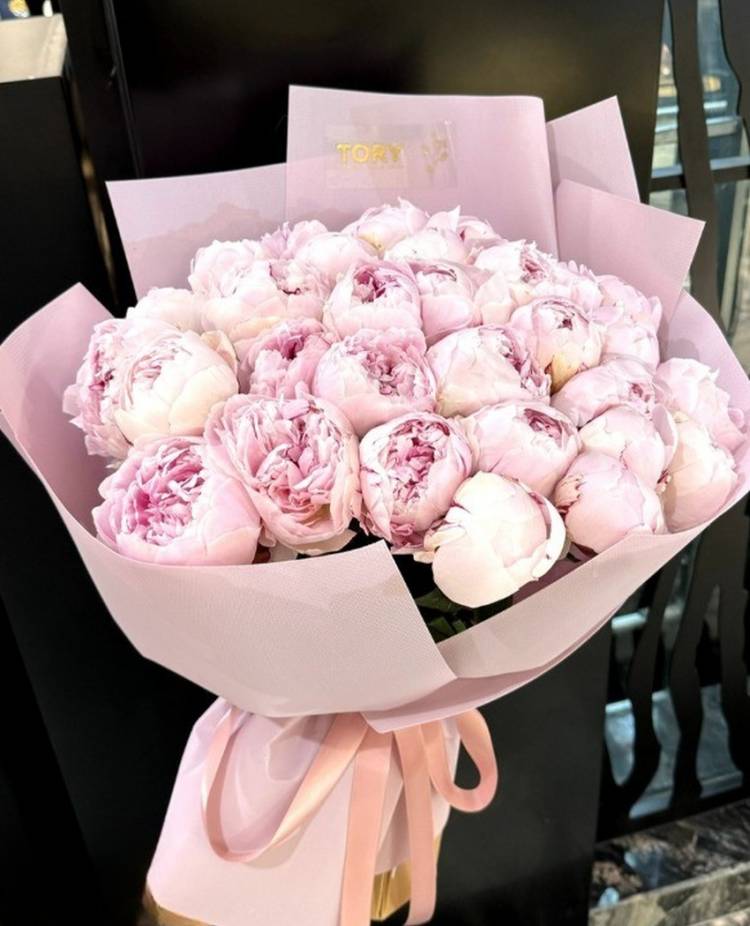 Bouquet of 31 pink peonies