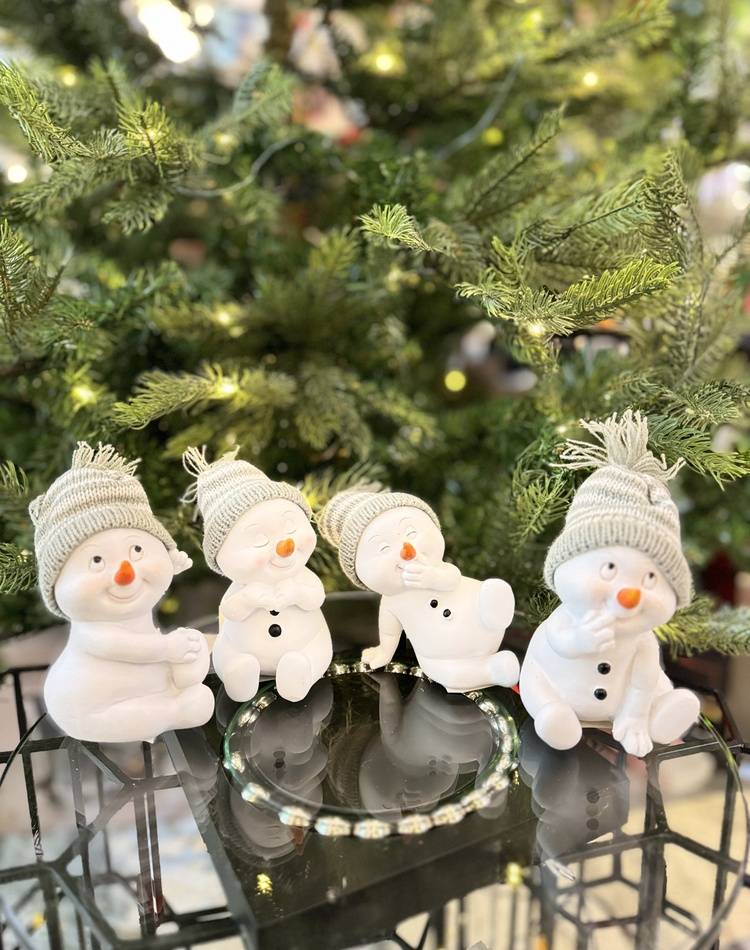 Snowman sitting with hat grey, assorted, 9x8x11cm