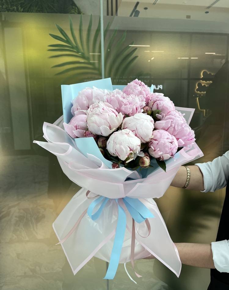 Bouquet of 11 pink peonies