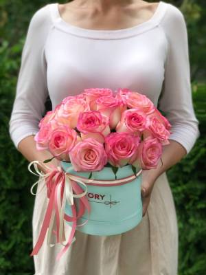 21 Roses Jumilia in a Hatbox - flowers delivery Dubai
