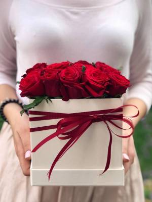 17 Red Roses in a Box - flowers delivery Dubai
