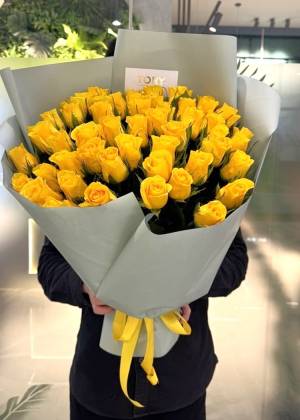 Букет 51 желтая роза в упаковке - flowers delivery Dubai