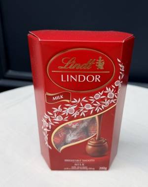 Lindor Lindt Milk Chocolate, 200 Gr - flowers delivery Dubai