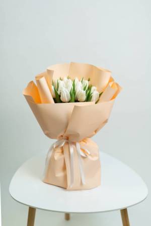 15 белых тюльпанов - flowers delivery Dubai