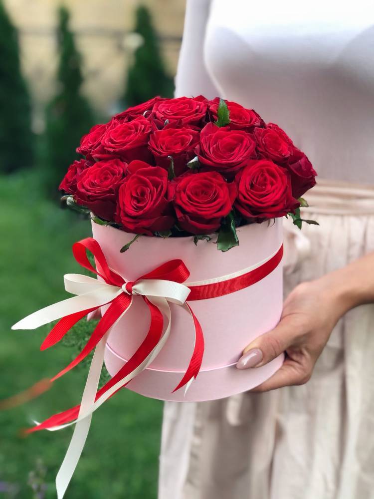 21 Red Roses in a Hatbox