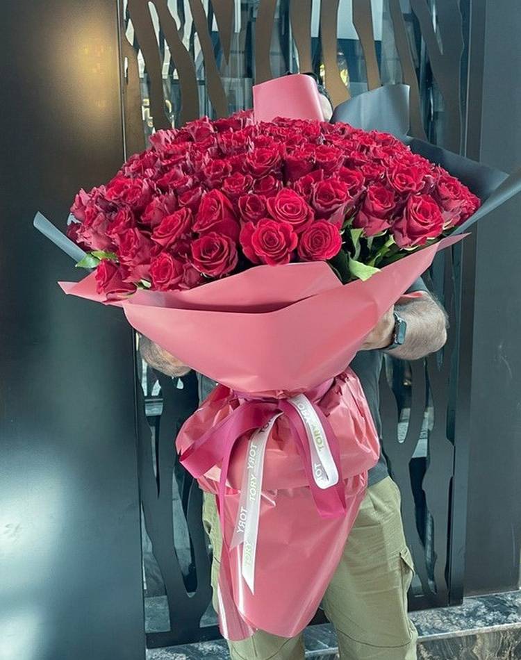 Bouquet of 200 red roses "Favorite"