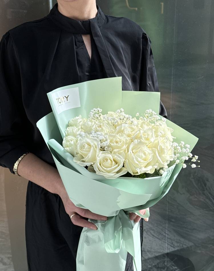 Bouquet of 21 white roses