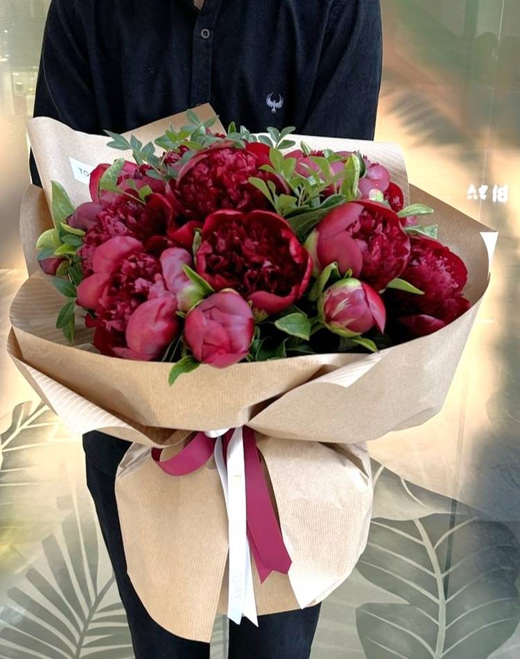 Bouquet of 21 burgundy peonies