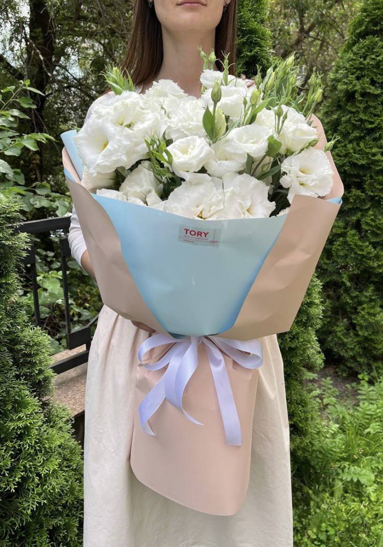 Bouquet of 11 white eustomas