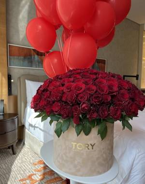 151 red roses 