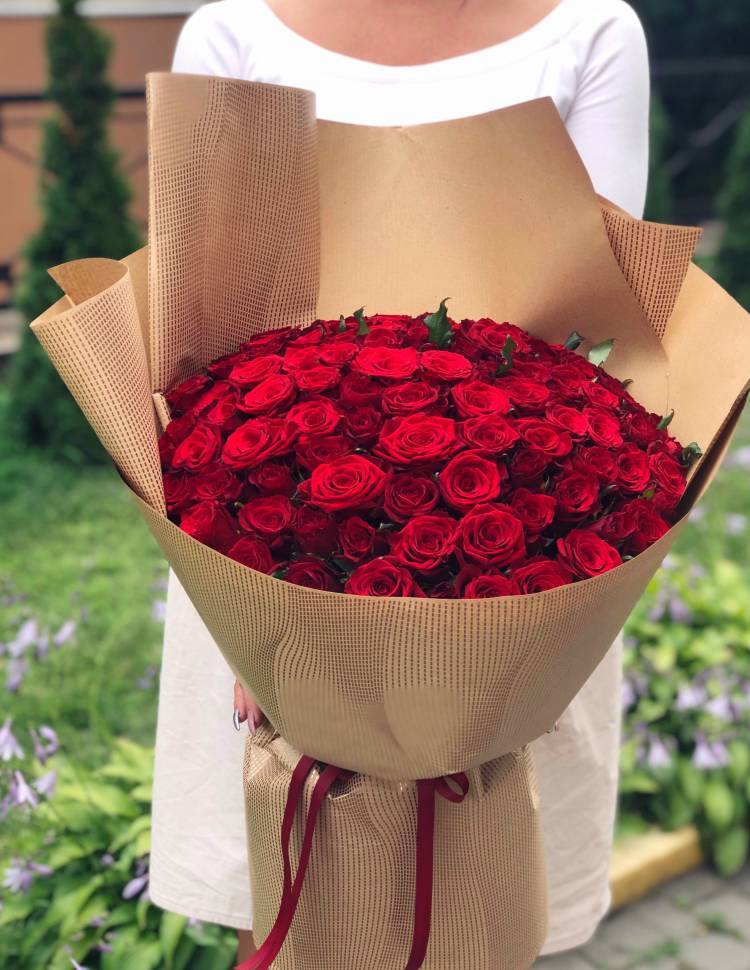 101 red roses "Happiness in hands"