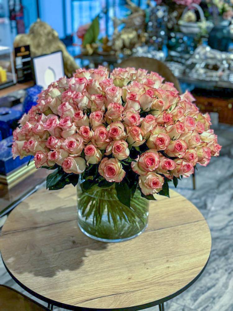 bouquet of 101 Jumilia roses