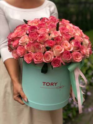 101 Jumilia roses in a hat box - flowers delivery Dubai