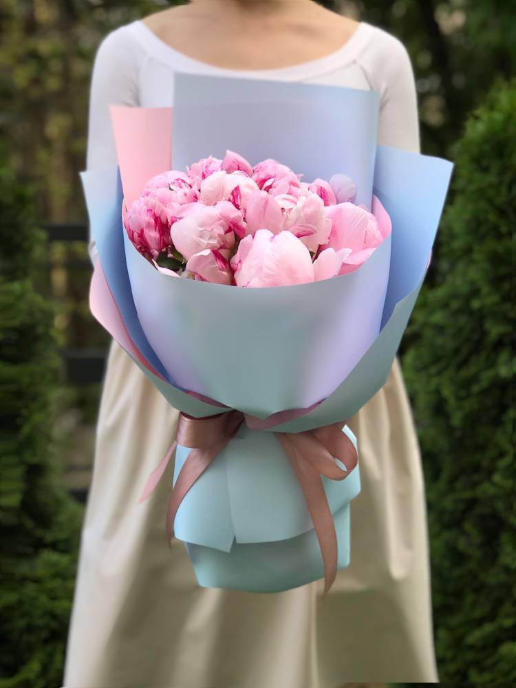 Bouquet of 11 pink peonies