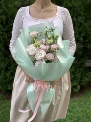 Bouquet of 5 white-pink eustomaes - flowers delivery Dubai