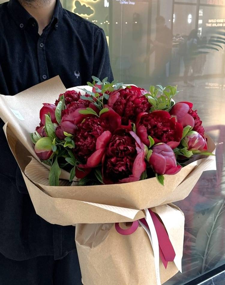 Bouquet of 21 burgundy peonies