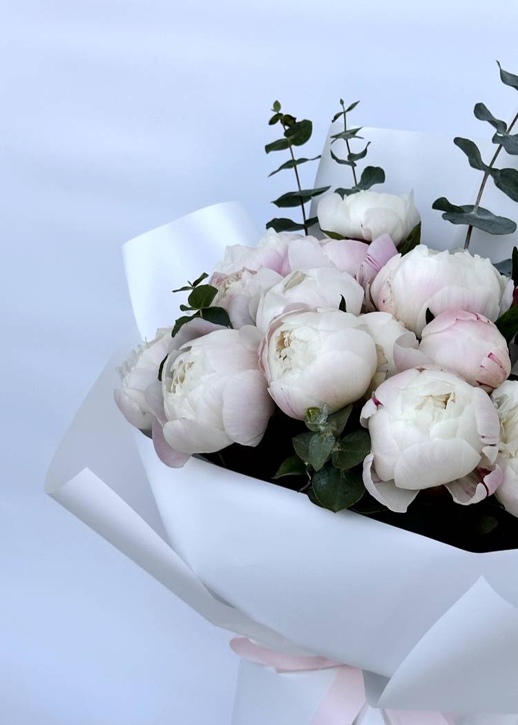 Bouquet of 15 white peonies
