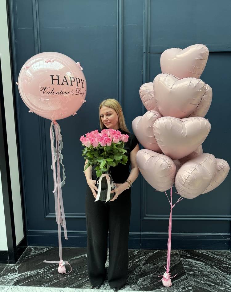 set of balloons+31 pink roses in a vase
