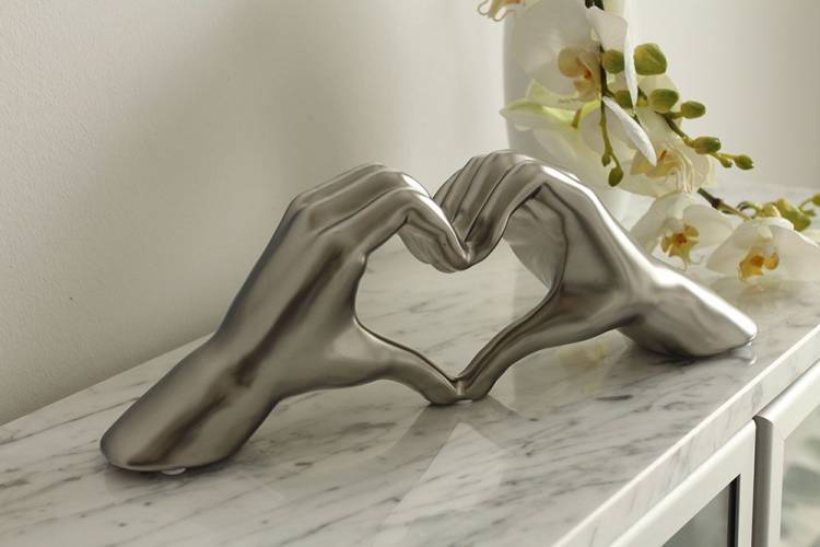 Statuette "Heart Shaped Hands" platinum