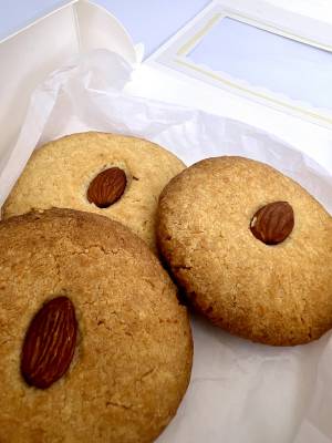 Sweet Almond Cookie Set - flowers delivery Dubai