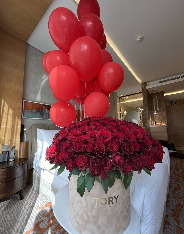 151 red roses 