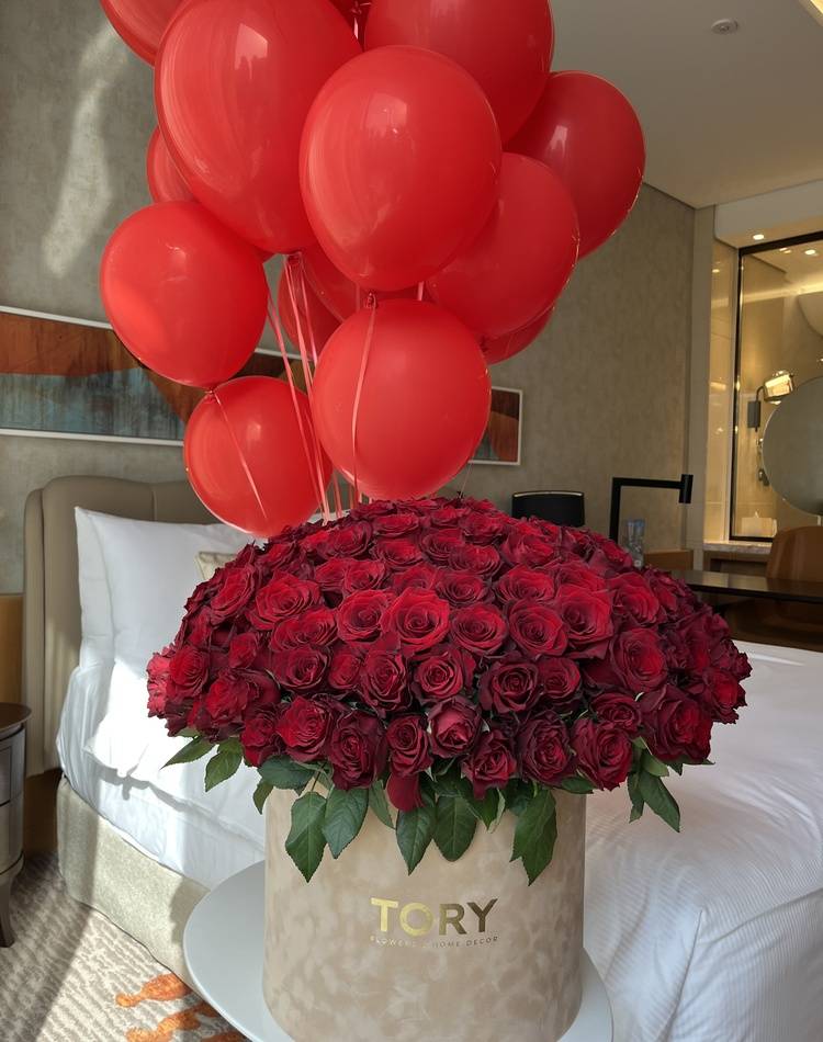 151 red roses 