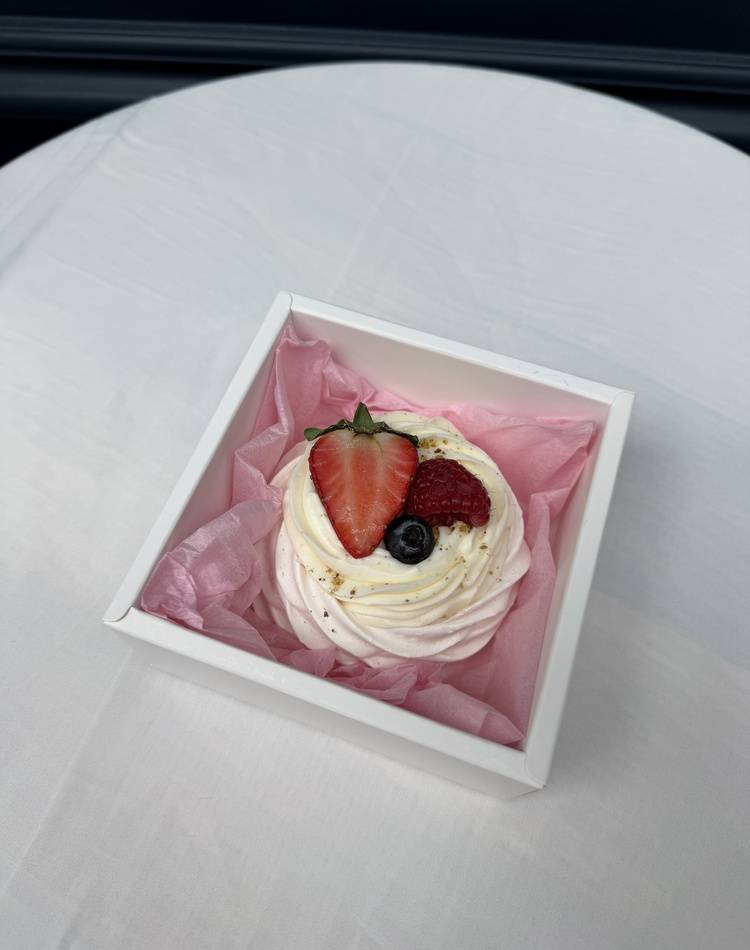 dessert "Pavlova"