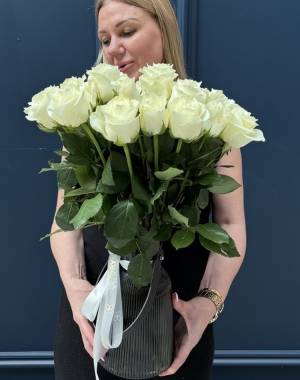 31 white roses in a vase - flowers delivery Dubai
