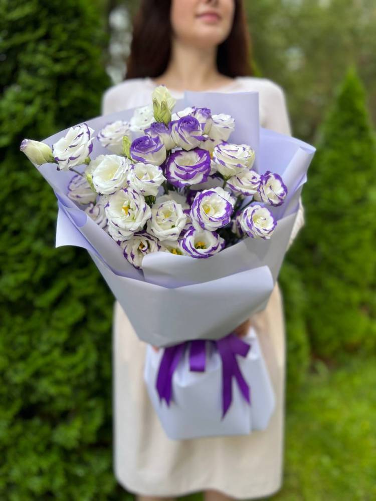 Bouquet of 7 white-violet eustomes