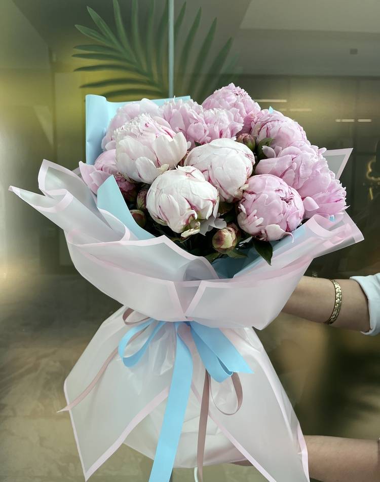 Bouquet of 11 pink peonies