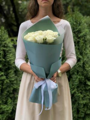 Bouquet of 21 white roses in packaging - flowers delivery Dubai