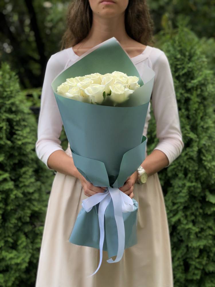 Bouquet of 21 white roses in packaging