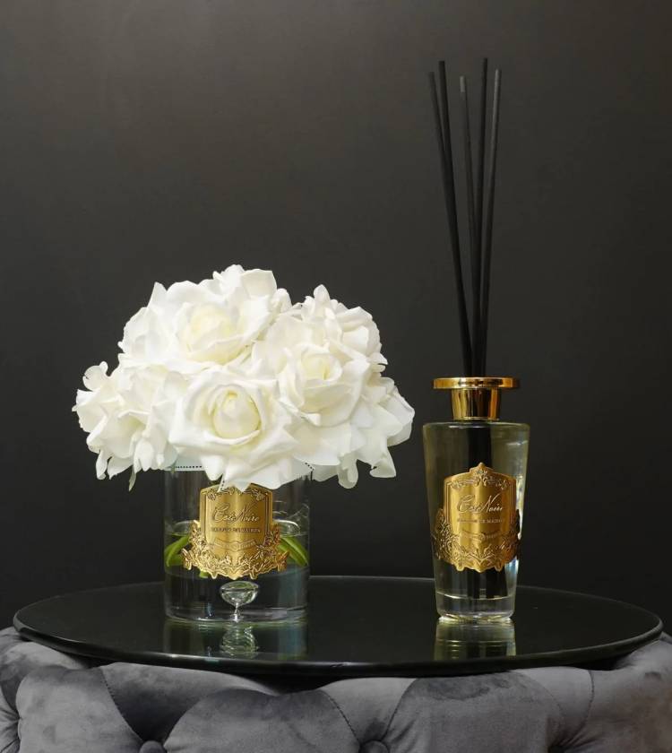 Flowers in a vase White Grand Bouquet black box GOLD