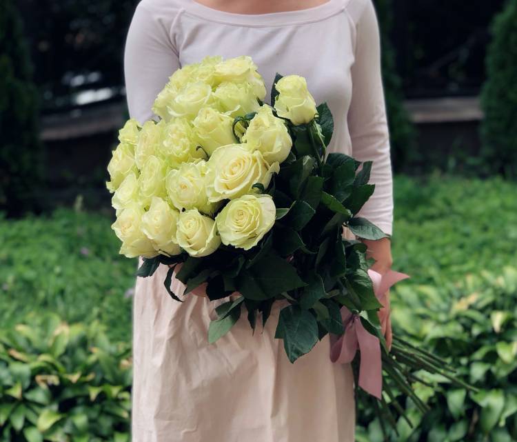Bouquet of 21 Imported White Roses 80 cm