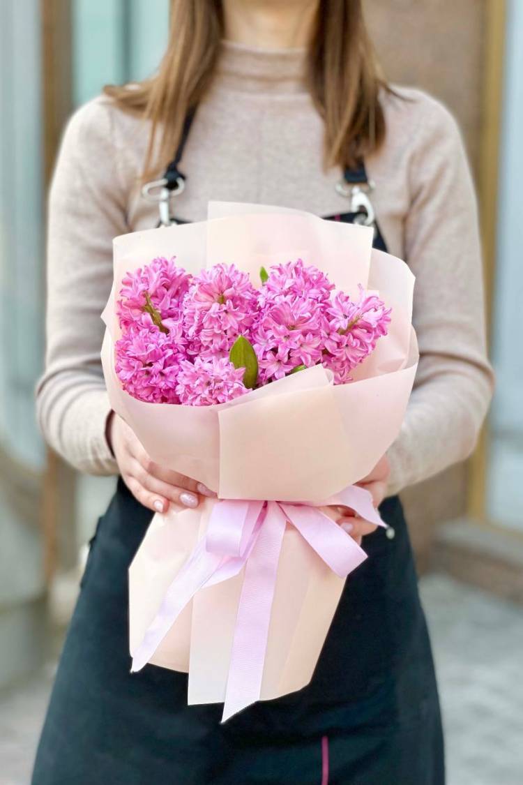 Bouquet of 9 pink hyacinths