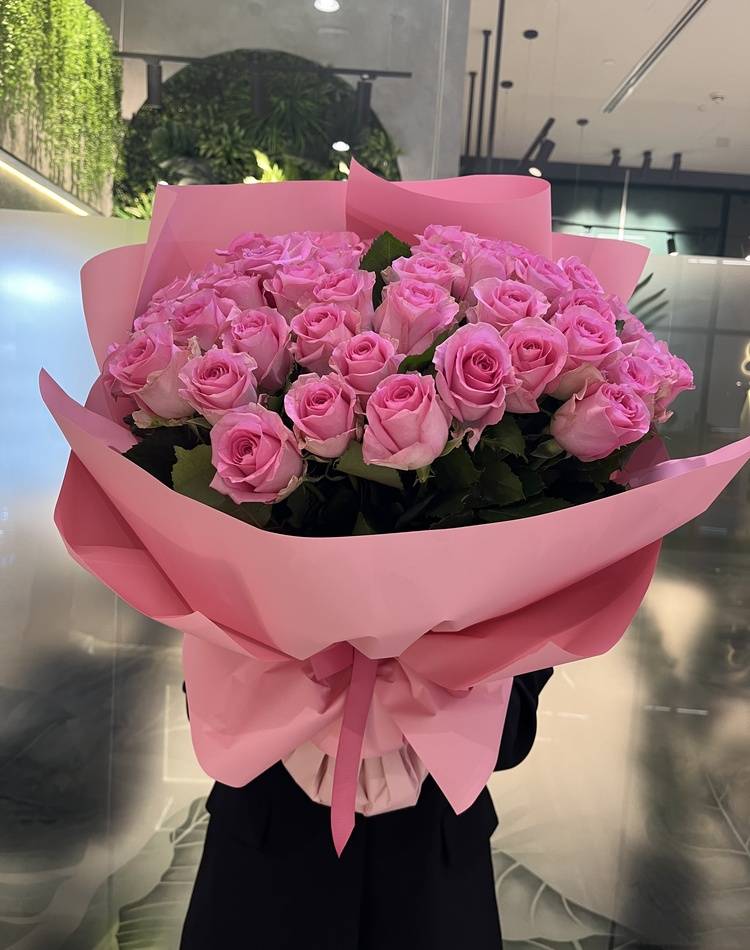 Bouquet of 51 pink roses in a package